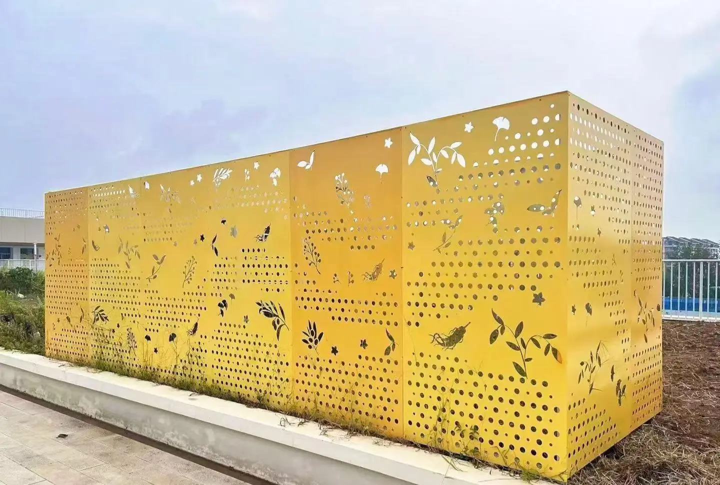 Perforated aluminum panel hoarding, decorative metal construction site fence, custom perforated aluminum screen barrier