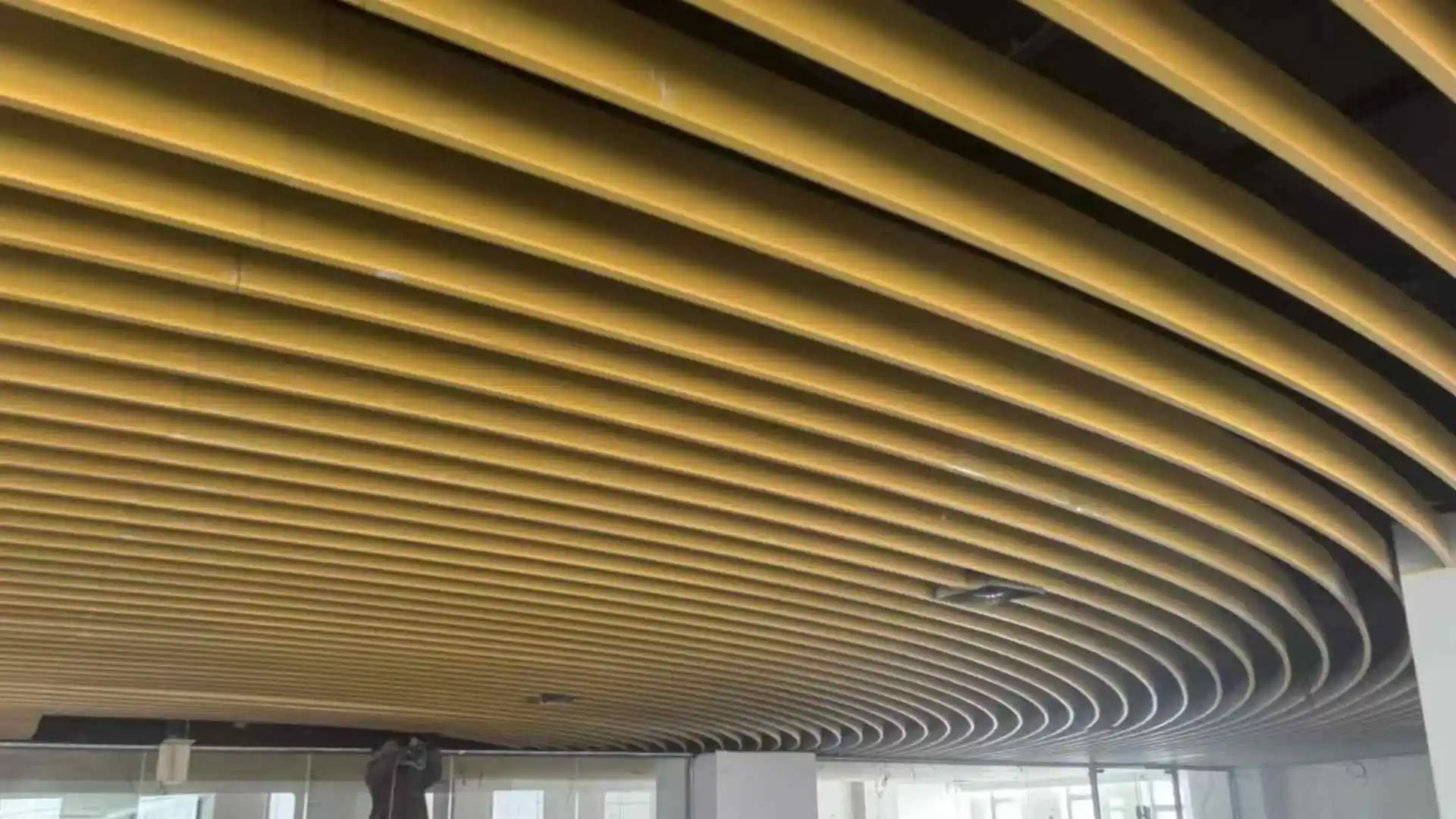Curved aluminum ceiling baffle, site construction of metal ceiling profile