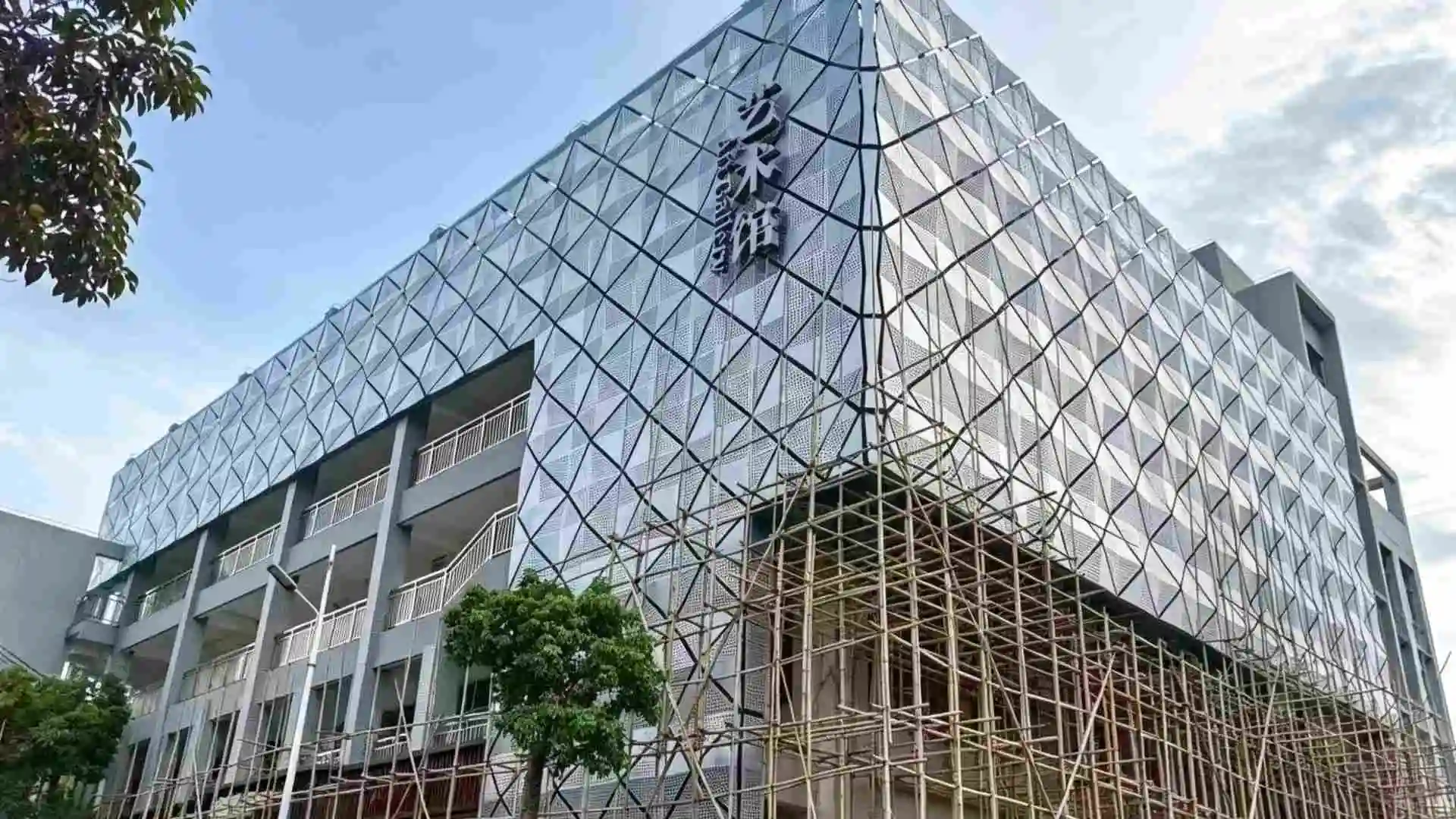 Custom shaped aluminum veneer entrance for art museum, gallery metal facade cladding