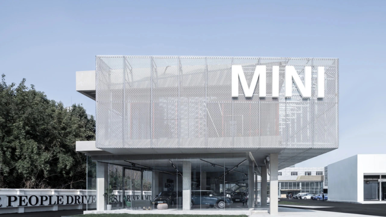 White aluminum expanded mesh storefront facade, white stretched aluminium mesh for shop entrance signage