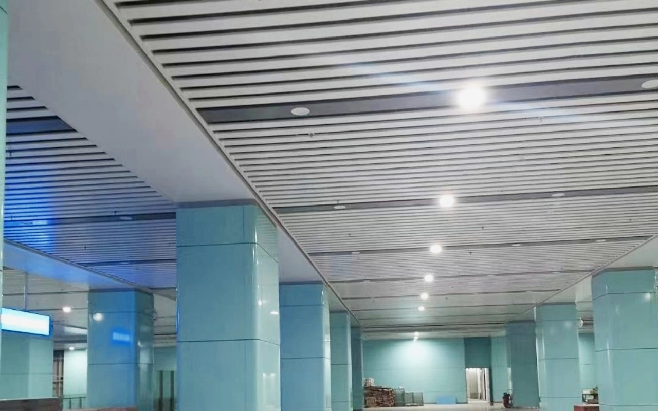 subway station aluminum ceiling battens, metro hall ceiling installation, U-shaped aluminum baffle subway station aluminum ceiling battens, metro hall ceiling installation, U-shaped aluminum baffle