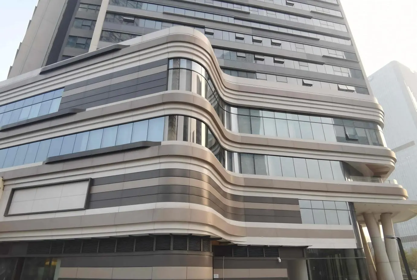 •Aluminum facade panel for office building surface detail, PVDF coating •Aluminum facade panel for office building surface detail, PVDF coating