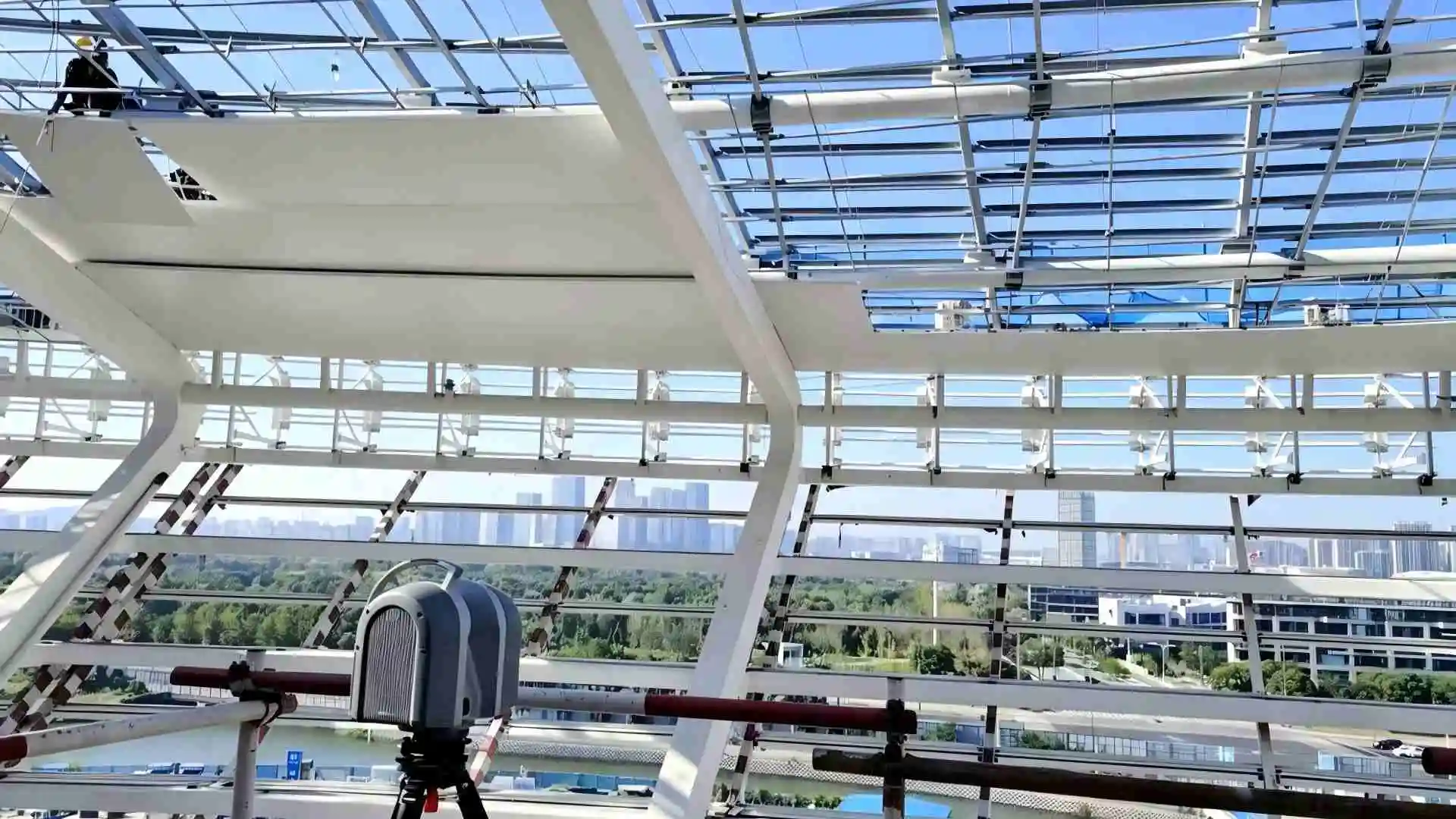 3D scanner is adopted to measure the dimensions of aluminum panels on the exterior wall of the stadium.