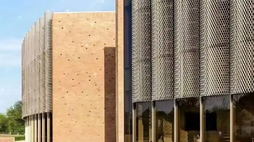 Facade Decoration Effect of Curved Expanded Aluminum Mesh Panels