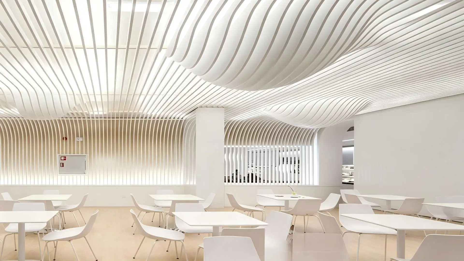 Custom Curved Aluminum Batten Ceiling for Restaurant Interior Decoration
