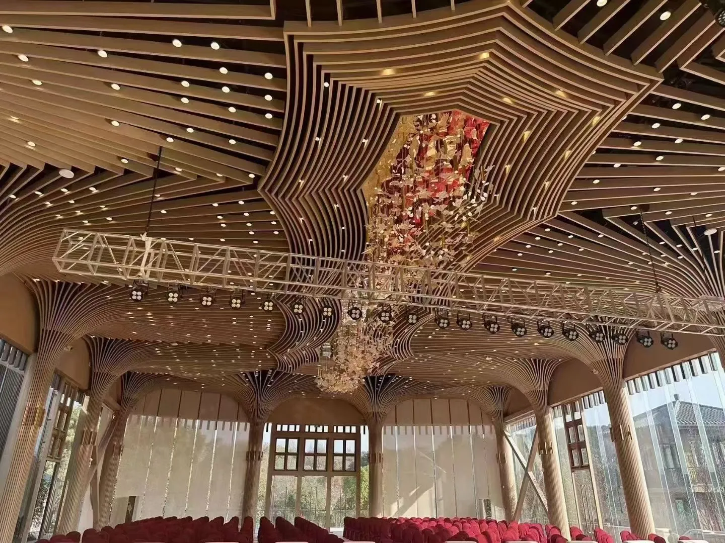 Wood grain curved aluminum ceiling for hotel lobby interior decoration