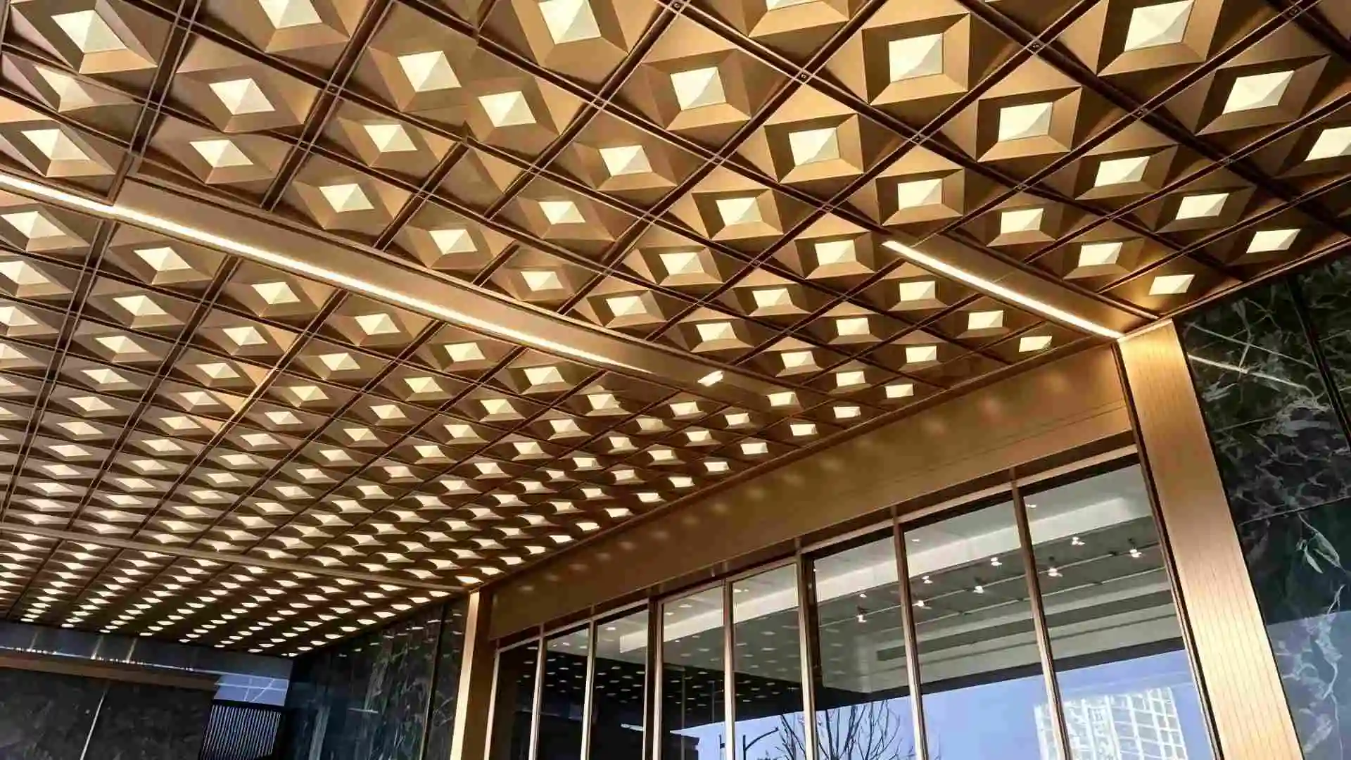 Custom curved aluminum veneer ceiling with LED lighting, hotel entrance canopy decorative aluminum panel, outdoor rain shelter aluminum ceiling with light effect for commercial building facade