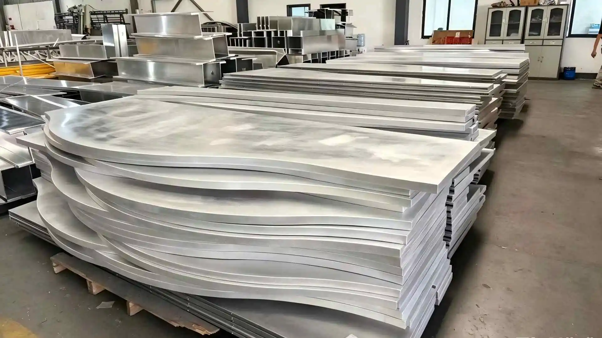 Custom wave‑shaped curved aluminum baffle ceiling for large‑space airport terminal lobby