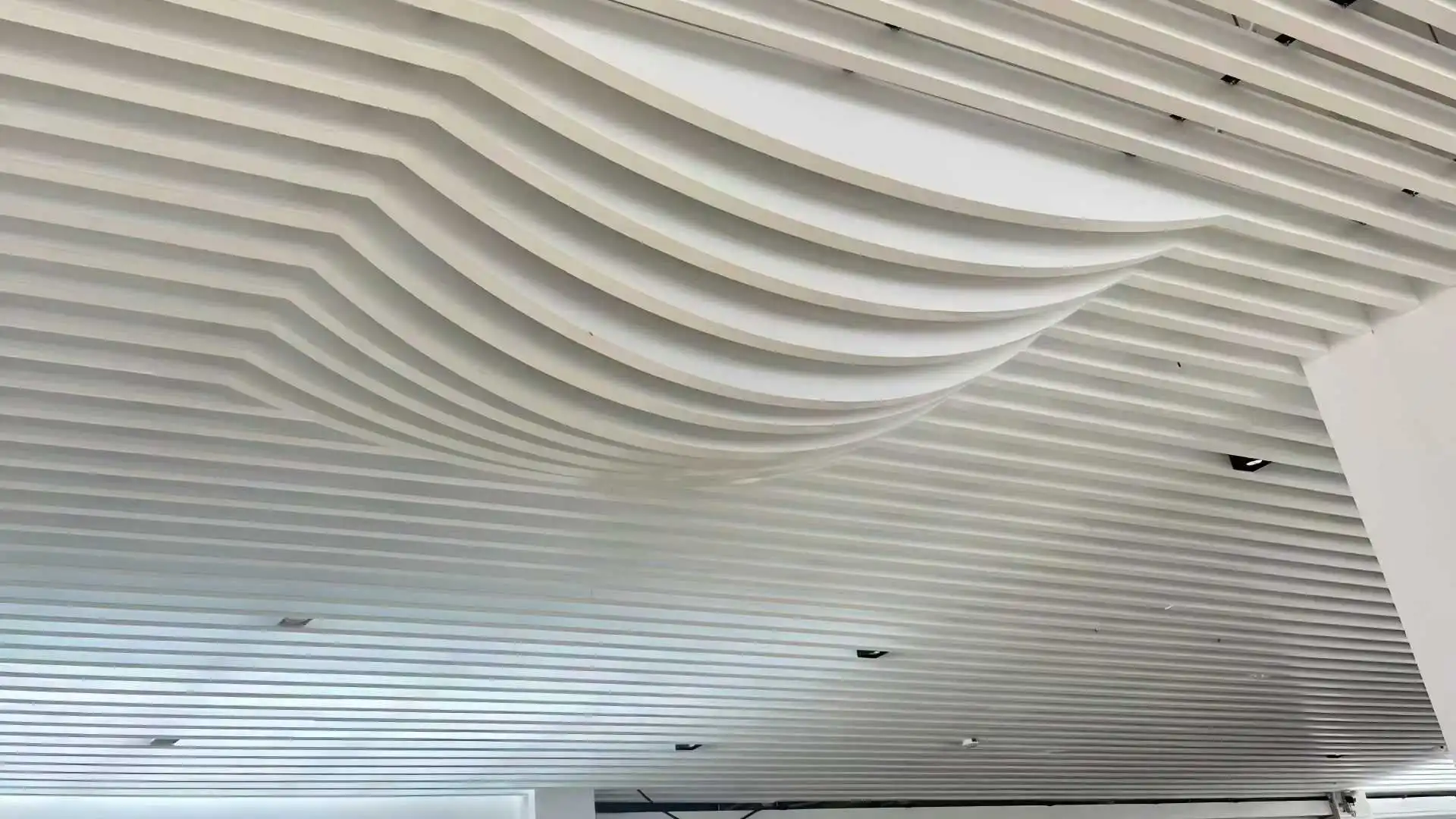 Custom curved special‑shape aluminum baffle ceiling, arc aluminium square tube ceiling for lobby & commercial building interior decoration